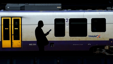 Άνδρας δίπλα σε τρένο της Hellenic Train