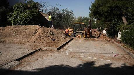 Ο Δήμος Αθηναίων κατεδαφίζει ετοιμόρροπα κτίρια
