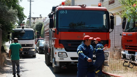 Πυροσβεστική σβήνει φωτιά