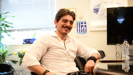 Ο Δημήτρης Γιαννακόπουλος στο γραφείο του κυρίου Βρούτση