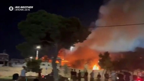Φωτιά σε πάρκινγκ σκαφών στη Γλυφάδα