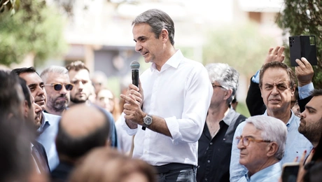 Ο Κυριάκος Μητσοτάκης μιλάει σε πολίτες