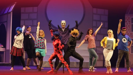 Η θεατρική παράσταση «Miraculous: Ιστορίες των Ladybug & Cat Noir» κάνει περιοδεία σε όλη την Ελλάδα