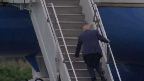 Σκόνταψε ο Τραμπ κατά την επιβίβαση στο Air Force One