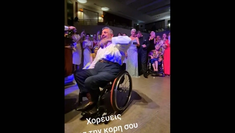 Μπαμπάς σε αμαξίδιο χορεύει ζεϊμπέκικο
