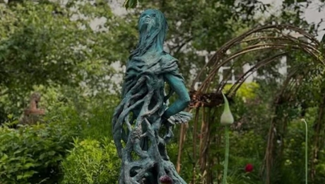 Petrified Survivors: Γλυπτό αφιερωμένο στα θύματα σεξουαλικής βίας σε εμπόλεμες ζώνες