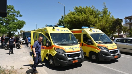 ΕΚΑΒ στο σημείο της σύγκρουσης λεωφορείων στη Βούλα