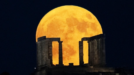 Φεγγάρι στην Ελλάδα