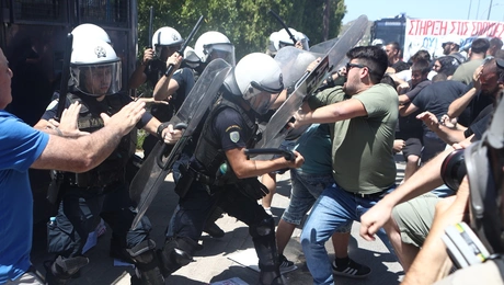Συγκρούσεις ΜΑΤ με φοιτητές στη συγκέντρωση