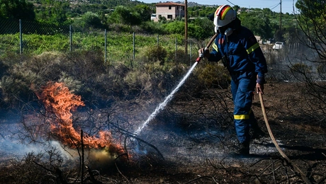 Πυροσβέστης σβήνει εστία στη Ραφήνα