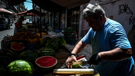 Παραγωγός σε λαϊκή πουλάει φρούτα