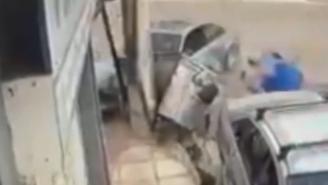 Η στιγμή που ο οδηγός παρασύρει τους πεζούς