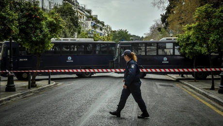 Κλούβα της ΕΛΑΣ στο κέντρο της Αθήνας