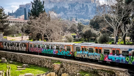 Ο Ηλεκτρικός μπροστά από την Ακρόπολη