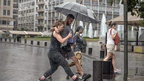 Βροχερός καιρός στο κέντρο της Αθήνας