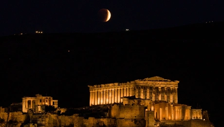 Ματωμένο φεγγάρι στην Αθήνα
