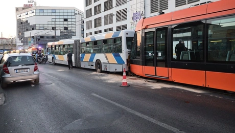 Τραμ λεωφορείο Πειραιάς
