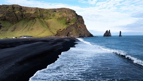 Η παραλία Reynisfjara στην Ισλανδία