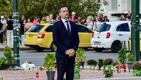 Ο Χάρης Δούκας μπροστά από τον Άγνωστο Στρατιώτη