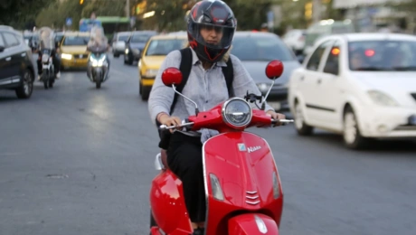 Γυναίκες σε μηχανάκια στην Τεχεράνη
