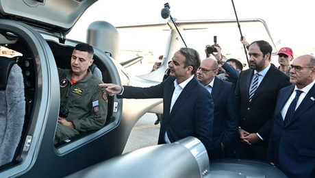 Ο Κυριάκος Μητσοτάκης επιθεωρεί τα αεροσκάφη