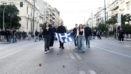 Η σημαία στην πορεία του Πολυτεχνείου κόρη Φώφης Γεννηματά