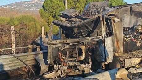 Το κατεστραμμένο από τη φωτιά φορτηγό