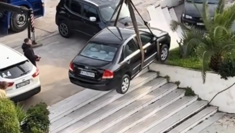 Ηλικιωμένη πάρκαρε σε είσοδο εμπορικού