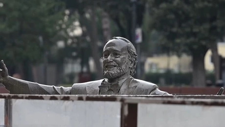 Το άγαλμα του Παβαρότι στον πάγο