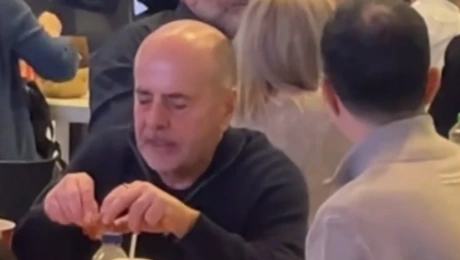Ο Γιάννης Αλαφούζος τρώει KFC