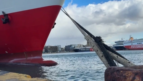 Δεμένα τα πλοία στο λιμάνι του Πειραιά λόγω ανέμων