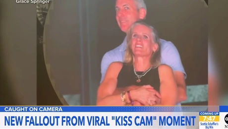 coldplay kiss cam