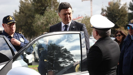 Ο Βασίλης Κικίλιας στην τελετή παράδοσης για το Λιμενικό
