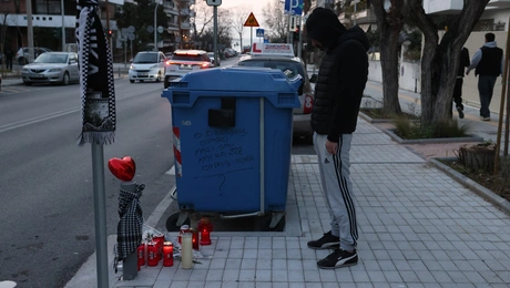 Λουλούδια και κεριά στο σημείο που έπεσε νεκρός ο 20χρονος στην Καλαμαριά