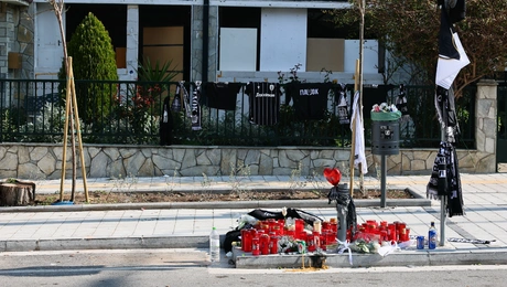 Λουλούδια και κεριά στο σημείο της δολοφονίας του 20χρονου στην Καλαμαριά