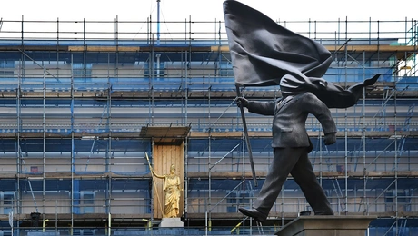Το άγαλμα που φημολογείται ότι ανήκει στον Banksy