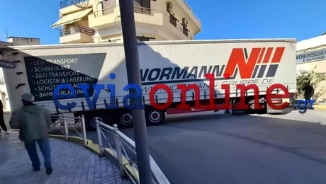 Μια νταλίκα σφήνωσε