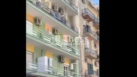 Φοιτήτης στην Θεσσαλονίκη απειλεί να πέσει