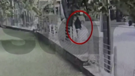 Στιγμιότυπο από βίντεο που ο διανομέας επιτίθεται σε γυναίκα