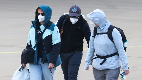 Επιβάτες από το κρουαζιερόπλοιο φτάνουν στο Αϊντχόφεν χανταιοσ πανδημια
