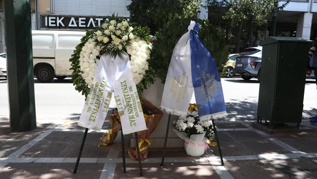 Λουλούδια και στεφάνια στο σημείο της τραγωδίας της Marfin