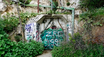Είσοδος καταφυγίου στον Λυκαβηττό.
