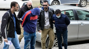 Η μεταγωγή των κατηγορουμένων για τη γυναικοκτονία στο δικαστήριο