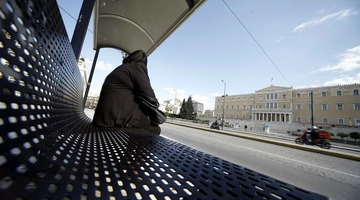 Επιβάτρια περιμένει λεωφορείο