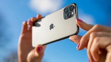 Γυναίκα βγάζει φωτογραφία με iPhone
