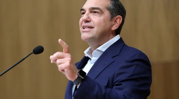 Ο Αλέξης Τσίπρας κάνει ομιλία