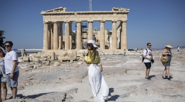 Αμερικανίδα τουρίστρια στην Ακρόπολη