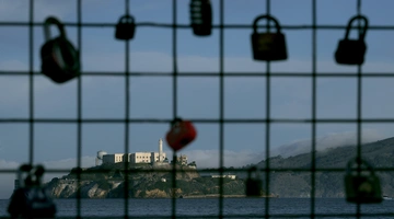 Στις 11 Αυγούστου 1934, οι πρώτοι ομοσπονδιακοί κρατούμενοι έφτασαν στο νησί Αλκατράζ