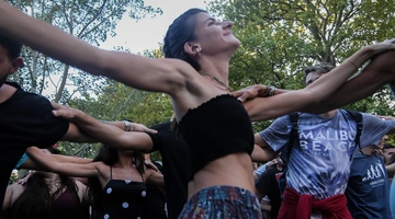 Νέοι χορεύουν σε πανηγύρι