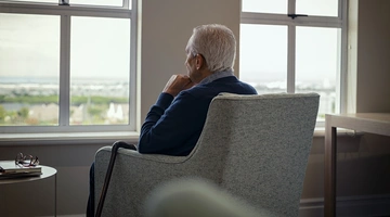 Ηλικιωμένος στην πολυθρόνα του